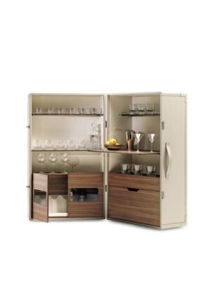 Meuble bar design haut de gamme Isidoro par Poltrona Frau, structure gainée cuir avec roulettes, disponible chez D-Style Interior