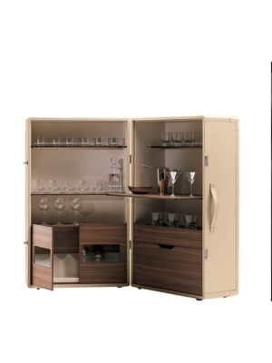 Meuble bar design haut de gamme Isidoro par Poltrona Frau, structure gainée cuir avec roulettes, disponible chez D-Style Interior