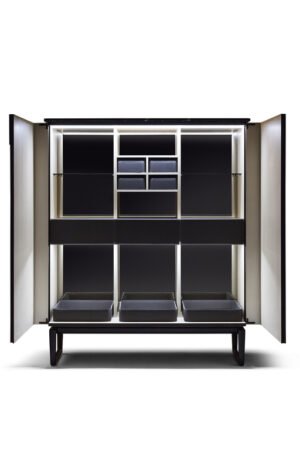 Meuble bar design haut de gamme Fidelio par Poltrona Frau, structure frêne avec intérieur érable éclairé, disponible chez D-Style Interior