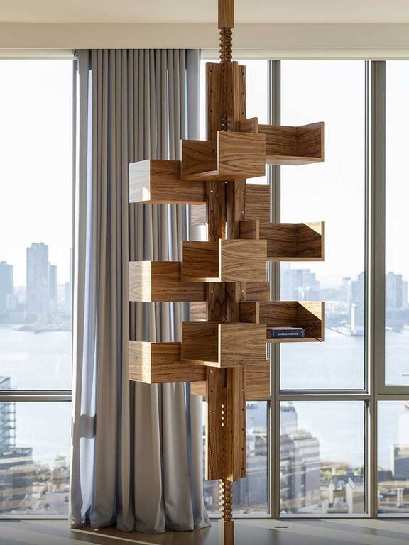 Bibliothèque design haut de gamme Albero par Poltrona Frau, structure noyer massif rotative 360°, disponible chez D-Style Interior