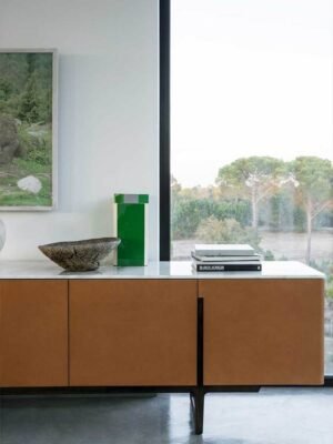 Buffet design haut de gamme Fidelio Cabinet bas par Poltrona Frau, structure frêne avec intérieur érable et plateau marbre, disponible chez D-Style Interior