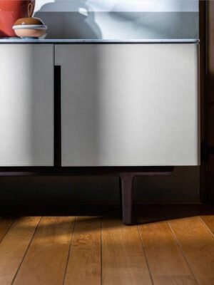 Buffet design haut de gamme Fidelio Cabinet bas par Poltrona Frau, structure frêne avec intérieur érable et plateau marbre, disponible chez D-Style Interior