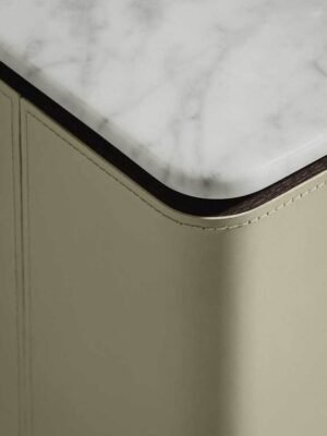 Buffet design haut de gamme Fidelio Cabinet bas par Poltrona Frau, structure frêne avec intérieur érable et plateau marbre, disponible chez D-Style Interior