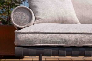 Canapé design haut de gamme Souvenir d'Italie par Poltrona Frau, structure aluminium avec tressage polypropylène, disponible chez D-Style Interior