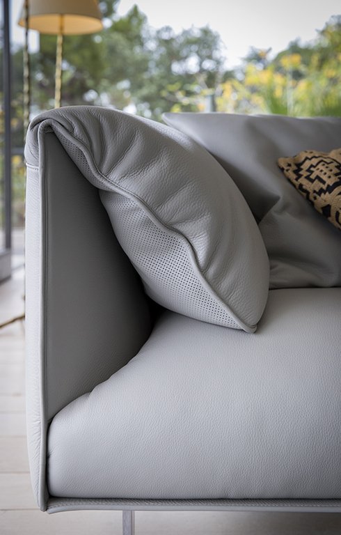 Canapé design haut de gamme John-John par Poltrona Frau, structure hêtre massif avec coussins plumes et cuir Pelle Frau®, disponible chez D-Style Interior