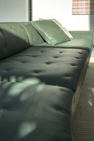 Canapé design haut de gamme Kennedee par Poltrona Frau, système modulable avec matelassage main motif X, disponible chez D-Style Interior