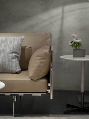 Canapé design haut de gamme Clayton par Poltrona Frau, structure sangles cuir tressées main avec piqûres X, disponible chez D-Style Interior