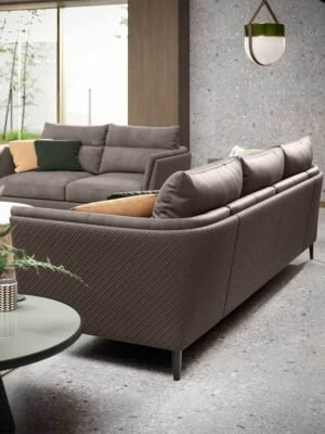 Canapé design haut de gamme Bretagne Gran Comfort par Poltrona Frau, rembourrage structuré avec lignes enveloppantes, disponible chez D-Style Interior