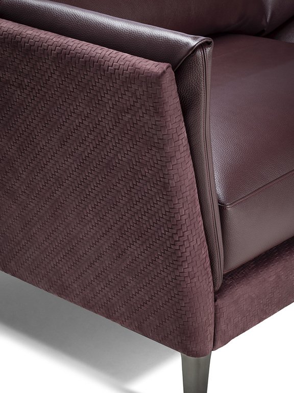 Canapé design haut de gamme Bretagne Gran Comfort par Poltrona Frau, rembourrage structuré avec lignes enveloppantes, disponible chez D-Style Interior