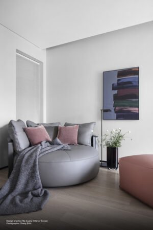 Canapé design haut de gamme Scarlett par Poltrona Frau, forme circulaire rotative avec structure acier et sangles cuir, disponible chez D-Style Interior