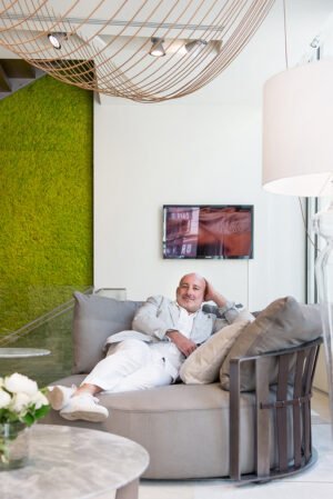 Canapé design haut de gamme Scarlett par Poltrona Frau, forme circulaire rotative avec structure acier et sangles cuir, disponible chez D-Style Interior