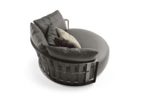 Canapé design haut de gamme Scarlett par Poltrona Frau, forme circulaire rotative avec structure acier et sangles cuir, disponible chez D-Style Interior