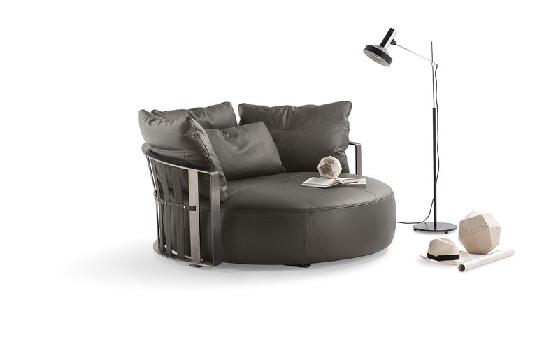 Canapé design haut de gamme Scarlett par Poltrona Frau, forme circulaire rotative avec structure acier et sangles cuir, disponible chez D-Style Interior