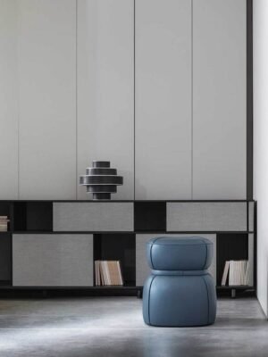 Lloyd Tex Cabinet faible Poltrona Frau : bibliothèque design haut de gamme avec panneaux Techno-fabric coulissants. Design Jean-Marie Massaud. D-Style Interior.