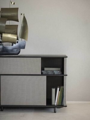 Lloyd Tex Cabinet faible Poltrona Frau : bibliothèque design haut de gamme avec panneaux Techno-fabric coulissants. Design Jean-Marie Massaud. D-Style Interior.