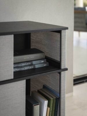 Lloyd Tex Cabinet faible Poltrona Frau : bibliothèque design haut de gamme avec panneaux Techno-fabric coulissants. Design Jean-Marie Massaud. D-Style Interior.