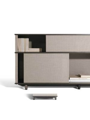 Lloyd Tex Cabinet faible Poltrona Frau : bibliothèque design haut de gamme avec panneaux Techno-fabric coulissants. Design Jean-Marie Massaud. D-Style Interior.