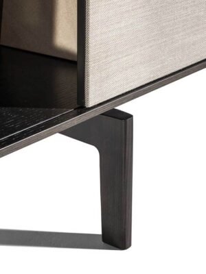 Lloyd Tex Cabinet haut Poltrona Frau : bibliothèque design haut de gamme avec panneaux Techno-fabric coulissants. Design Jean-Marie Massaud. D-Style Interior.