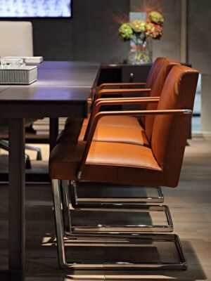 Chancellor | Chaise Conference Poltrona Frau, design haut de gamme par Lievore - Altherr - Molina, revêtement cuir Pelle Frau®. Disponible chez D-Style Interior.