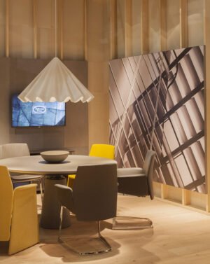 Downtown Conference | Chaise Cantilever Poltrona Frau, design contemporain et ergonomique par Jean-Marie Massaud, revêtement cuir Pelle Frau®. Disponible chez D-Style Interior.