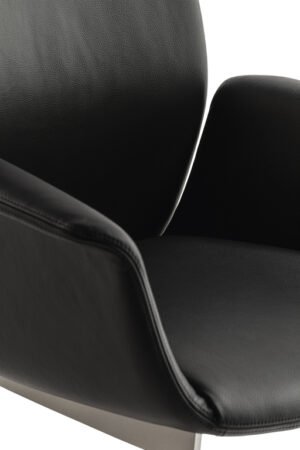 Downtown Conference | Chaise Cantilever Poltrona Frau, design contemporain et ergonomique par Jean-Marie Massaud, revêtement cuir Pelle Frau®. Disponible chez D-Style Interior.