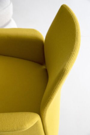 Downtown Conference | Chaise Bridge Poltrona Frau, design contemporain et ergonomique par Jean-Marie Massaud, revêtement cuir Pelle Frau®. Disponible chez D-Style Interior.