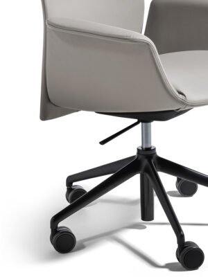 Downtown Conference | Chaise de bureau haut de gamme 360° Poltrona Frau, design italien et ergonomique par Jean-Marie Massaud, revêtement cuir Pelle Frau®. Disponible chez D-Style Interior.