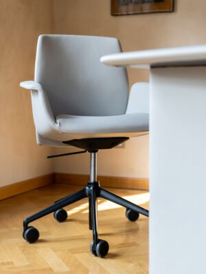 Downtown Conference | Chaise de bureau haut de gamme 360° Poltrona Frau, design italien et ergonomique par Jean-Marie Massaud, revêtement cuir Pelle Frau®. Disponible chez D-Style Interior.