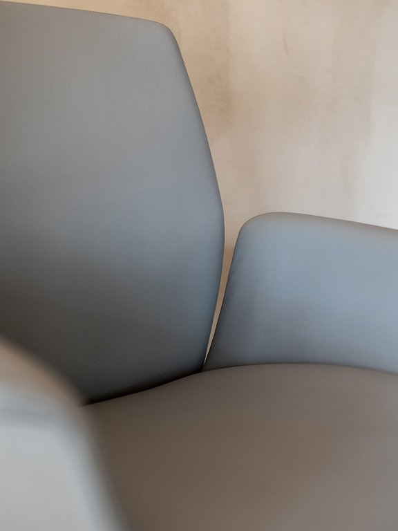 Downtown Conference | Chaise de bureau haut de gamme 360° Poltrona Frau, design italien et ergonomique par Jean-Marie Massaud, revêtement cuir Pelle Frau®. Disponible chez D-Style Interior.