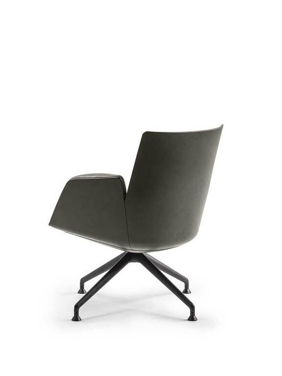 Cercle | Chaise de bureau haut de gamme Visitor Poltrona Frau, design ergonomique par Lievore - Altherr - Park, coque en polyuréthane et cuir Pelle Frau®. Disponible chez D-Style Interior.