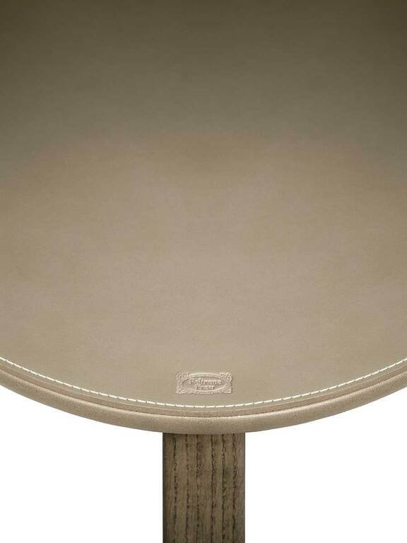 Fidelio | Table basse design haut de gamme Poltrona Frau elliptique, piètement en frêne massif moka ou wengé, plateau cuir Saddle Extra et Pelle Frau®, détails laiton, disponible chez D-Style Interior