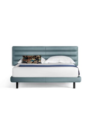 Ferdinandea Lit + Boiserie design haut de gamme par Poltrona Frau en cuir Pelle Frau® avec tête de lit matelassée et boiserie coordonnée, design italien chez D-Style Interior.