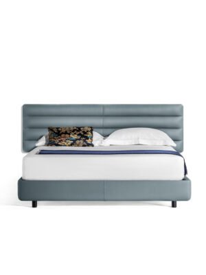 Ferdinandea Lit + Boiserie design haut de gamme par Poltrona Frau en cuir Pelle Frau® avec tête de lit matelassée et boiserie coordonnée, design italien chez D-Style Interior.