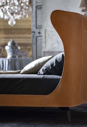 Mamy Blue Lit design haut de gamme par Poltrona Frau avec tête de lit en cuir Saddle Extra et Pelle Frau®, design italien disponible chez D-Style Interior