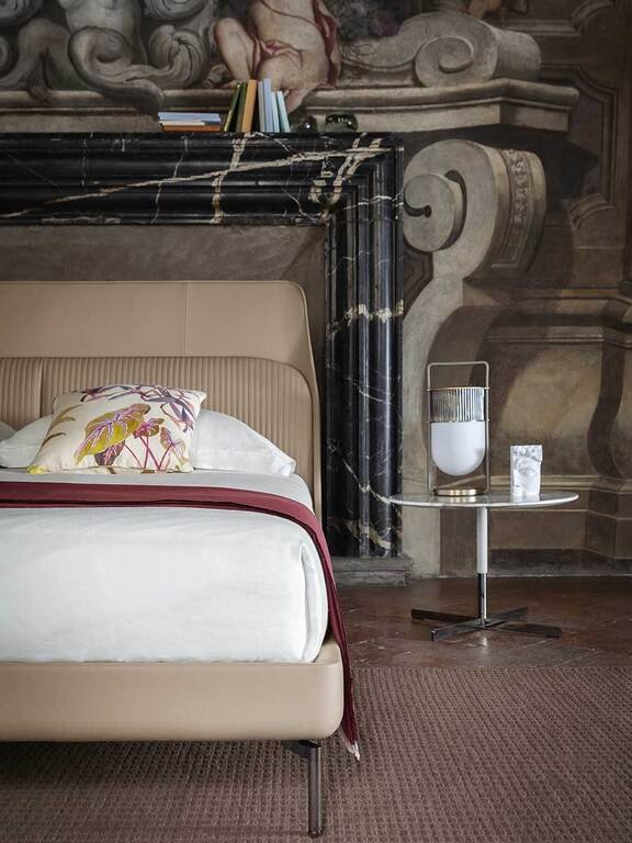 Coupè Lit design haut de gamme en cuir Pelle Frau® par Poltrona Frau, tête de lit rembourrée et design minimaliste, disponible chez D-Style Interior