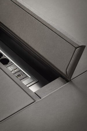 Trust | Bureaux design haut de gamme Regular Poltrona Frau par Lievore – Altherr – Park, design italien haut de gamme avec plateau en cuir Pelle Frau® ou Techno Wood, disponible chez D-Style Interior