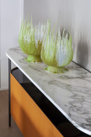 Bibliothèque design haut de gamme Mi Cabinet bas par Poltrona Frau, 4 portes accordéon avec cuir Saddle Extra canneté et plateau marbre, disponible chez D-Style Interior