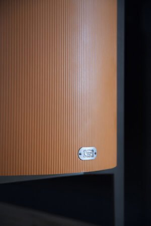 Bibliothèque design haut de gamme Mi Cabinet bas par Poltrona Frau, 4 portes accordéon avec cuir Saddle Extra canneté et plateau marbre, disponible chez D-Style Interior