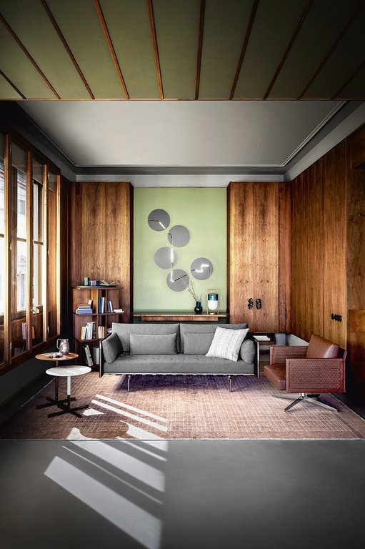 Bibliothèque design haut de gamme Turner par Poltrona Frau, structure noyer Canaletto avec plateaux tournants, disponible chez D-Style Interior