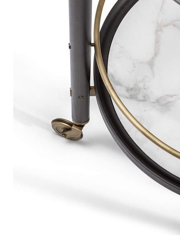 Bibliothèque mobile design haut de gamme DUO Trolley par Poltrona Frau, structure frêne massif avec plateaux verre et marbre, détails laiton bronzé et roulettes