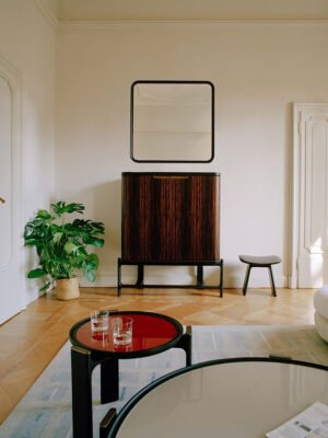 Bibliothèque design haut de gamme DUO Cabinet par Poltrona Frau, structure frêne massif avec finitions noyer et ébène, plateau marbre et éclairage LED, disponible chez D-Style Interior