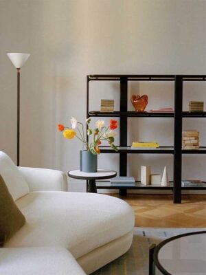 Bibliothèque design haut de gamme DUO par Poltrona Frau, structure frêne massif avec étagères modulables et finitions bronze fumé, disponible chez D-Style Interior