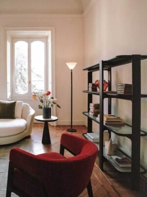 Bibliothèque design haut de gamme DUO par Poltrona Frau, structure frêne massif avec étagères modulables et finitions bronze fumé, disponible chez D-Style Interior