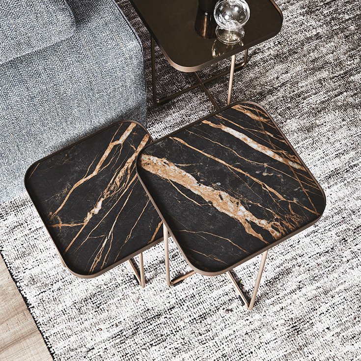 Table basse design haut de gamme Benny Keramik par Cattelan Italia, plateau céramique Marmi carré avec pieds en X, disponible chez D-Style Interior.