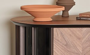 Buffet design haut de gamme Costes par Cattelan Italia, côtés verre incurvé avec inserts bronze et portes à lamelles, disponible chez D-Style Interior