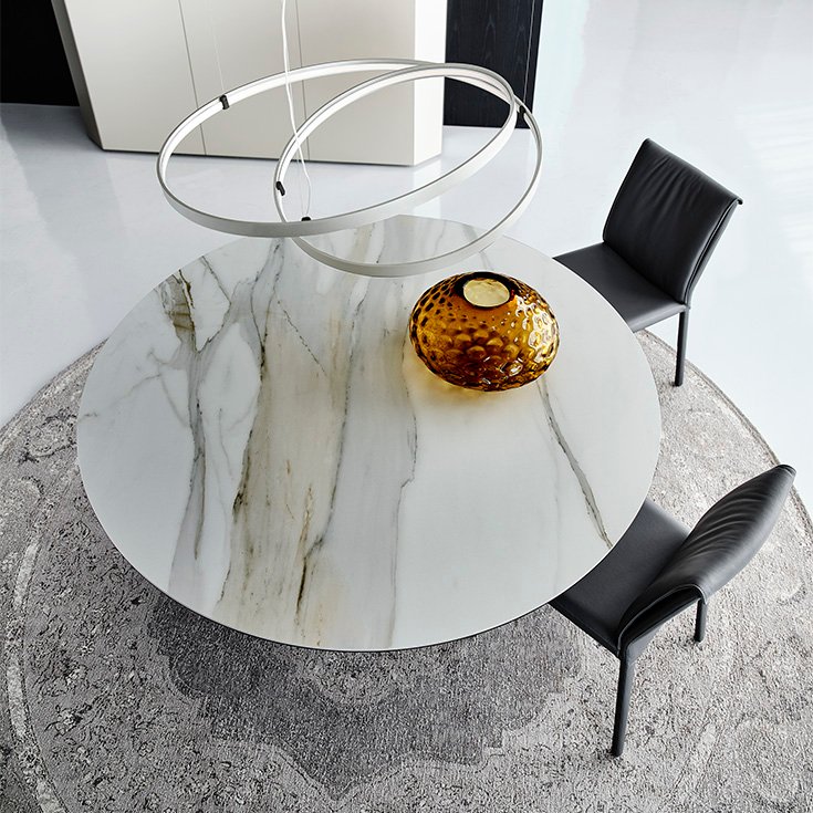 Yoda Keramik table design haut de gamme en céramique Marmi avec base sculpturale en acier. Disponible chez D-Style Interior.