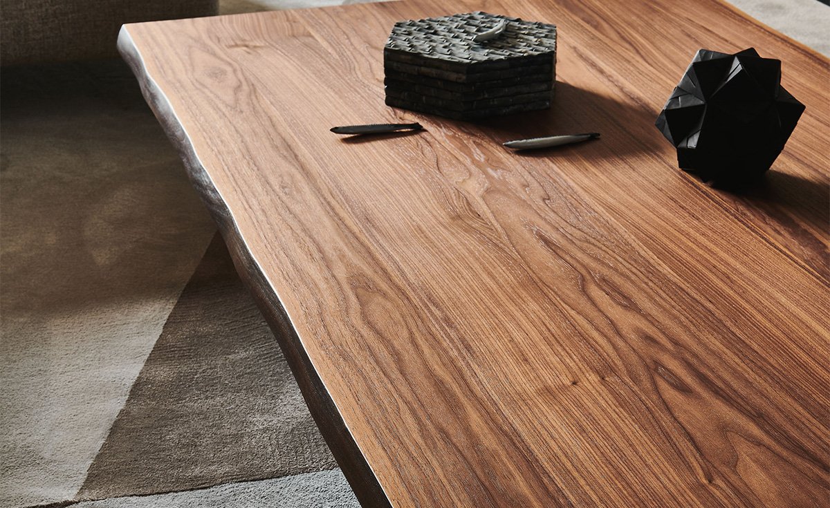 Table basse design haut de gamme Idem par Cattelan Italia, plateau bois massif aux bords irréguliers et base métallique graphite, disponible chez D-Style Interior.