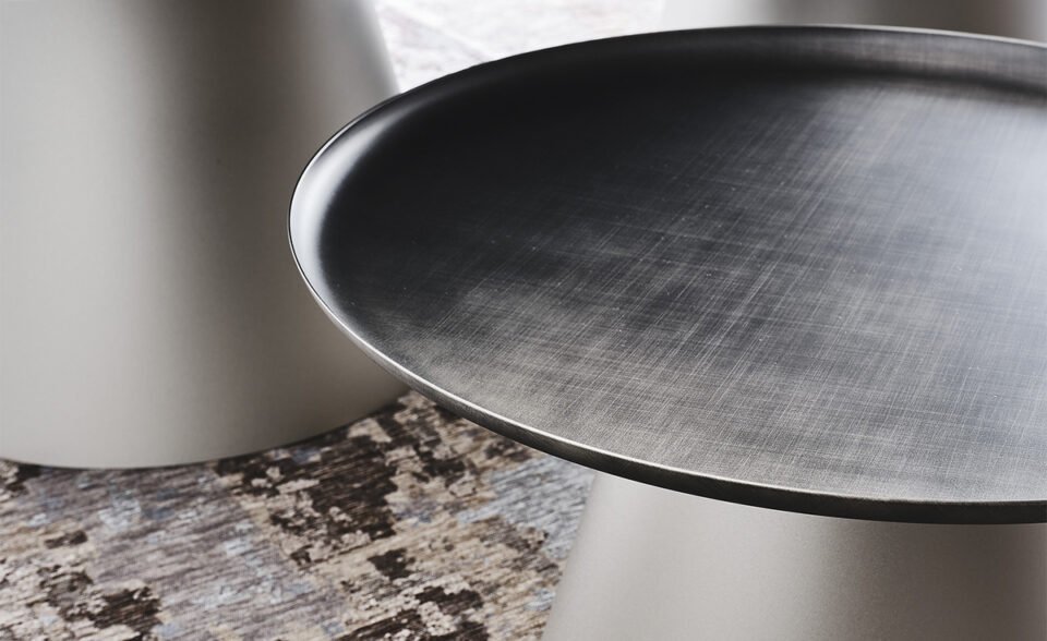 Table basse design haut de gamme Amerigo par Cattelan Italia, base conique acier avec plateau finition brossée, disponible chez D-Style Interior.