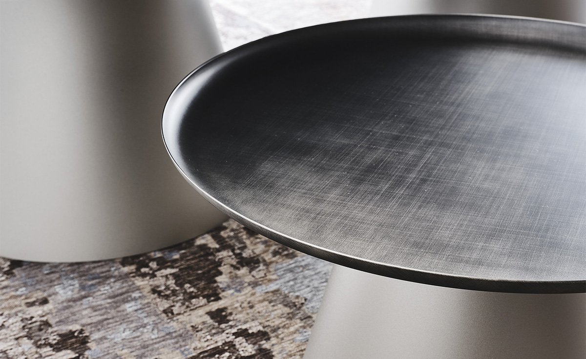 Table basse design haut de gamme Amerigo par Cattelan Italia, base conique acier avec plateau finition brossée, disponible chez D-Style Interior.