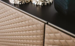 Buffet design haut de gamme Absolut par Cattelan Italia, capitonnage cuir matelassé avec structure laquée, disponible chez D-Style Interior